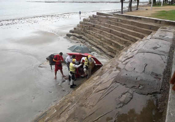 Ronda no Bairro socorre turista que caiu de escadaria na orla de Ponta Verde