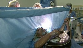 Durante cirurgia cerebral, músico canta e toca violão no HC de Barretos