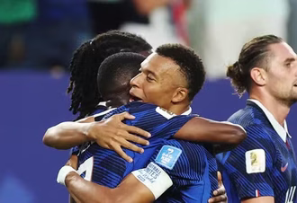 Com dois de Mbappé, França vence Iraque e vai ao mata-mata da Copa do Mundo