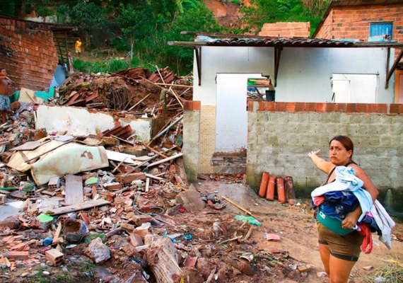 Mulher fica sem casa após deslizamento de terra e tem pertences saqueados