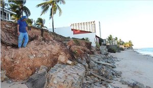 Mar avança e atinge imóveis no Litoral Norte de Maceió