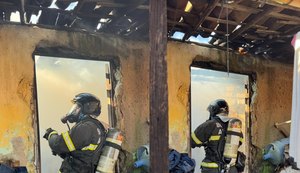 Vídeo: Corpo de Bombeiros apaga princípio de incêndio em residência de Arapiraca