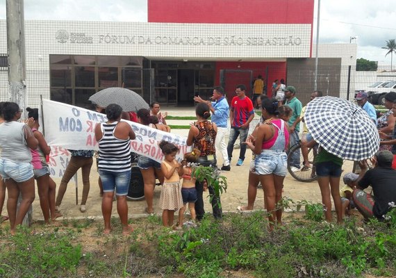 População que ocupava conjunto protesta após ação de reintegração de posse