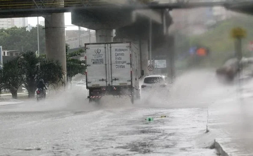 Salvador tem acúmulo de chuva de 80mm em 72h; veja bairros mais atingidos