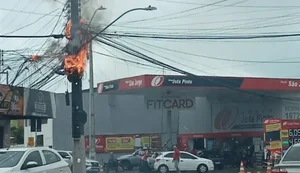 Fiação de poste de energia elétrica pega fogo em avenida movimenta e assusta populares no São Jorge