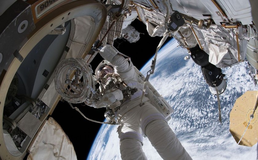 Tripulação da Estação Espacial Internacional investiga vazamento de ar após meteorito