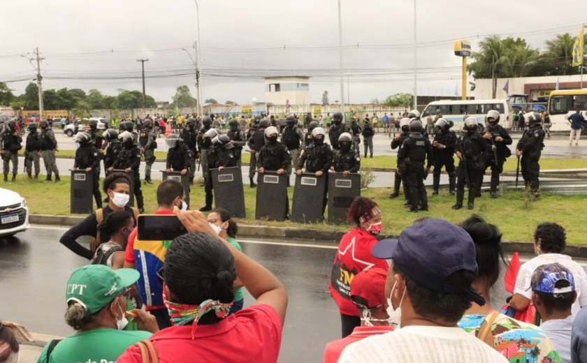 Manifestantes prós e contrários a Jair Bolsonaro se mobilizam em Maceió