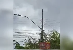 Cabos de alta tensão caem em rua de Arapiraca e deixam área isolada