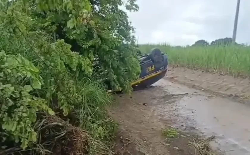 Viatura da PRF capota na BR-101 em Teotônio Vilela devido a pista molhada