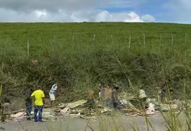 Acidente na BR-101 em Joaquim Gomes termina com saque de carga de cerâmica