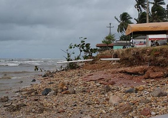Especialista alerta que o balneário do Pontal do Peba está desaparecendo com o avanço do mar