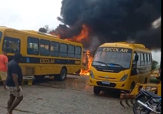 Incêndio destrói ônibus escolares em Boca da Mata