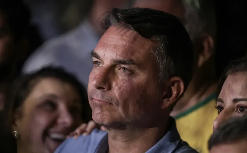 Mendonça multa Flávio por impulsionar post negativo contra Lula
