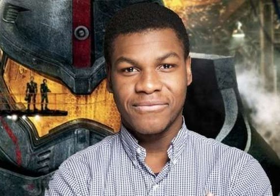 Foto mostra John Boyega com traje de piloto Jaeger nas gravações de Pacific Rim