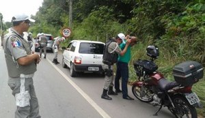 Homem em carro com IPVA atrasado é detido ao tentar subornar policiais