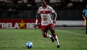 Atlético-GO negocia com lateral-esquerdo Guilherme Romão, do CRB