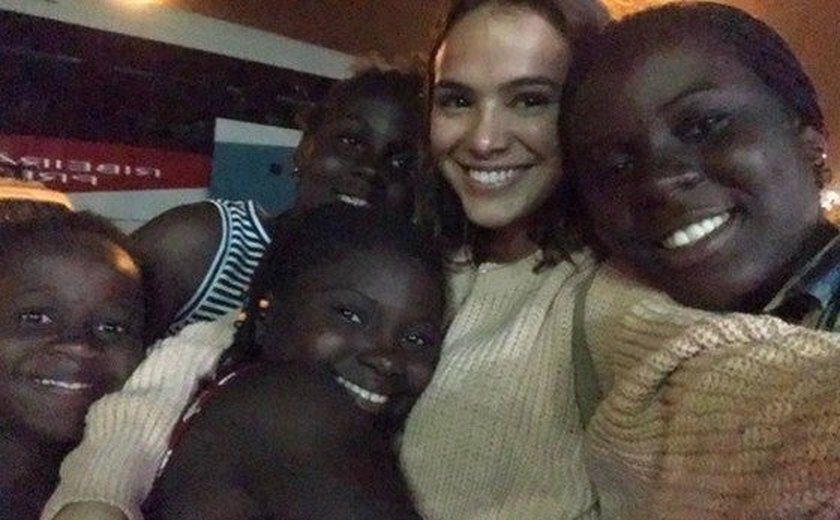 Bruna Marquezine passa o fim de semana com crianças refugiadas no Rio