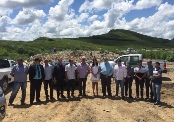 Prefeitura de Cajueiro realiza ato para oficializar o fechamento do lixão