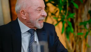 Lula diz que vai entregar nesta terça ao TSE pedido de abertura de sigilo