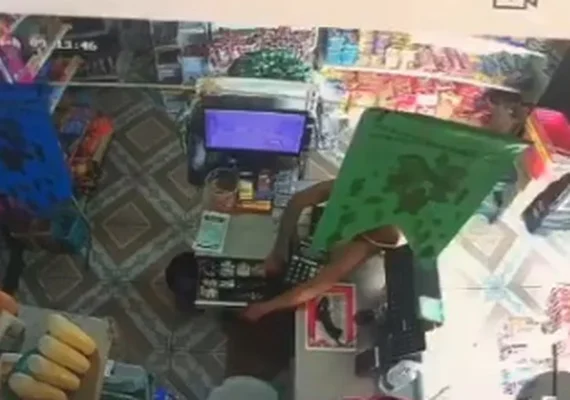 Mulher é flagrada por câmeras furtando dinheiro de caixa em mercadinho de Arapiraca