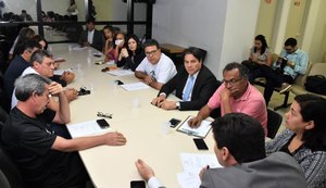 Governo recebe moradores e empreendedores de bairros atingidos por rachaduras