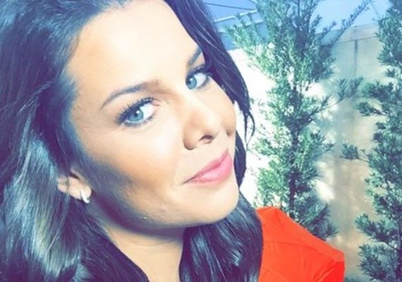 Fernanda Souza oferece vestido de casamento para fã e causa alvoroço na internet