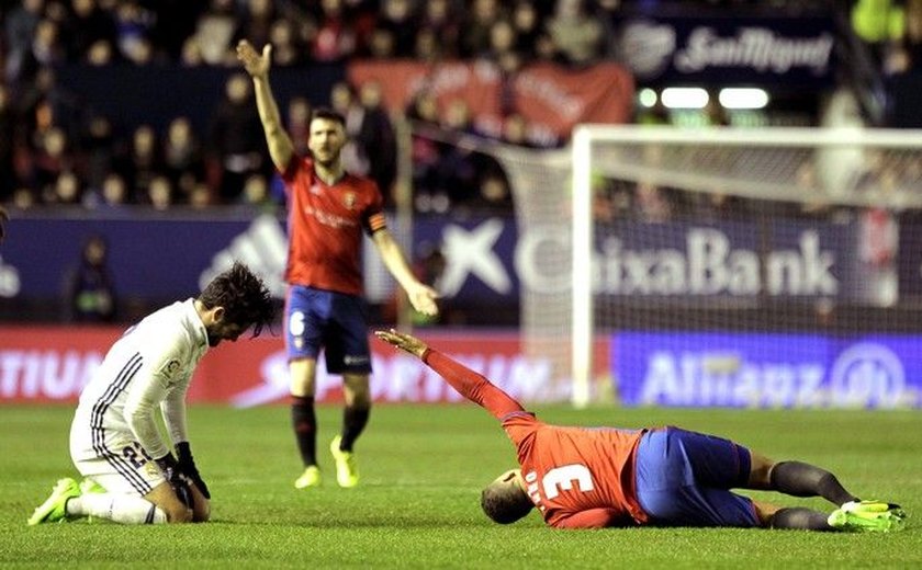 Depois de fratura chocante, jogador do Osasuna coloca parafuso na perna