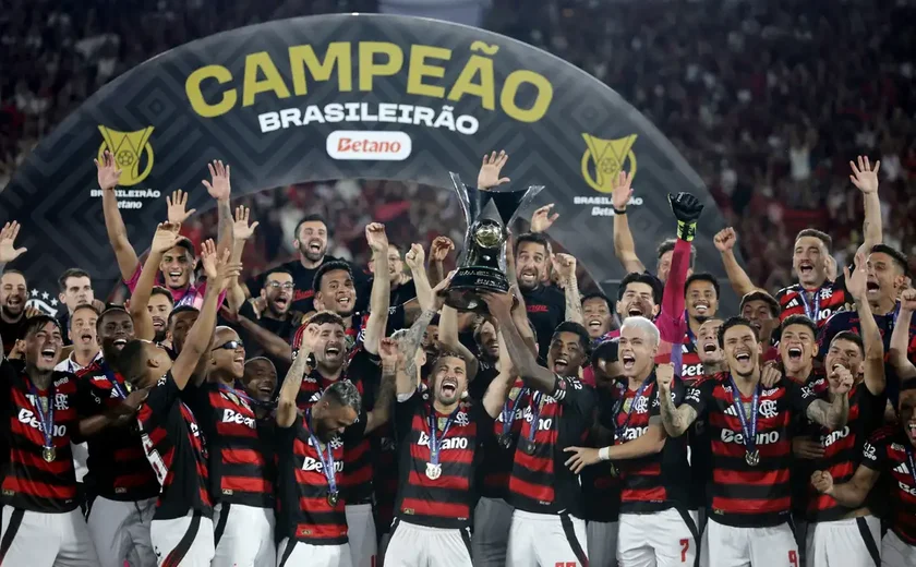 Flamengo segue líder e Corinthians sobe para segundo