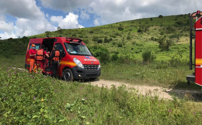 Bombeiros socorrem vítima de colisão entre carro e motocicleta