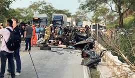 Acidente entre ônibus e caminhonete deixou ao menos 8 mortos em Minas Gerais