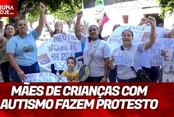 Mães de crianças com autismo fazem protesto em frente à Prefeitura