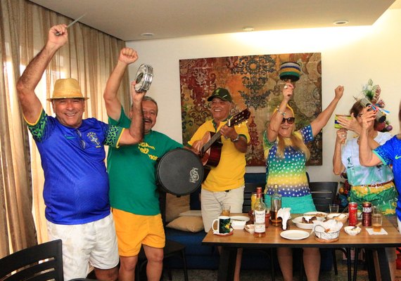 Torcida maceioense faz a festa na Praça Multieventos e também em casa, mas Brasil leva gol no final e perde o jogo contra Camarões