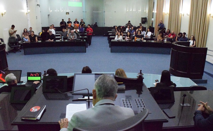 Deputados e representantes de categorias discutem desafios para efetivação da Lei 13.935 em Alagoas