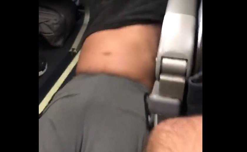 Homem é arrancado de avião nos Estados Unidos e vídeo choca internautas
