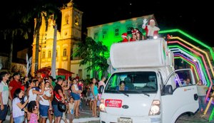 Papai Noel desembarca no Penedo Luz e atrai multidão para a orla da cidade