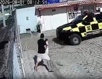 Motocicleta e viatura da SMTT quase atingem pai e filho durante perseguição em Rio Largo