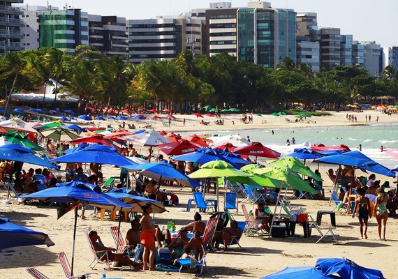 Quarta-feira de Cinzas teve movimento nas praias e no centro de Maceió