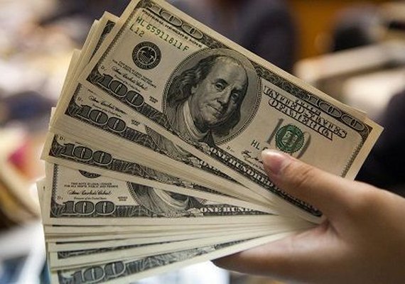 Dólar fecha quase estável em relação ao real nesta segunda-feira