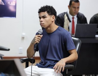 Testemunhas relatam supostas agressões e réu nega participação na morte da criança durante júri