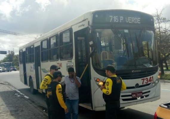 Quatro ônibus são apreendidos durante fiscalização em Maceió