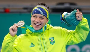 Bia Ferreira vence colombiana na final e é ouro no boxe em Santiago