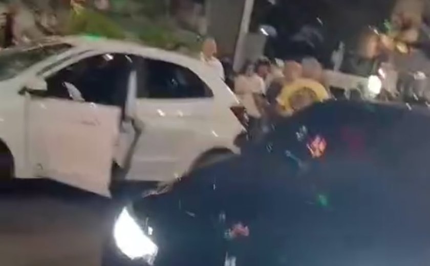 Motorista embriagada é presa após causar acidente com seis veículos na orla da Pajuçara