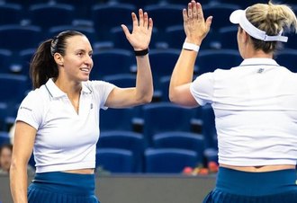 Dupla de Luisa Stefani bate campeãs olímpicas e avança à semi em Pequim