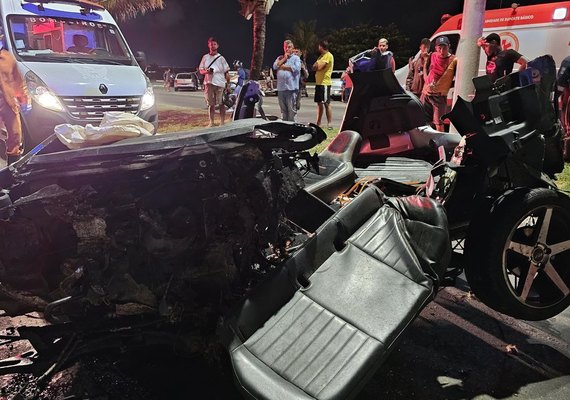 Veículo bate contra coqueiro deixando um morto e outro ferido na Avenida Assis Chateaubriand