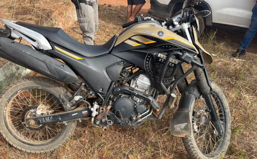 PM recupera moto roubada e apreende drogas em Arapiraca