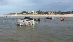 Dois veículos do Detran atolam na areia e são arrastados pelo mar