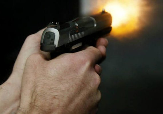 Jovem de 25 anos é assinado no bairro da Jatiúca com quatro tiros