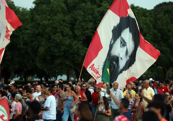 Lula e eleitores idosos se emocionam em 'festa de aniversário'
