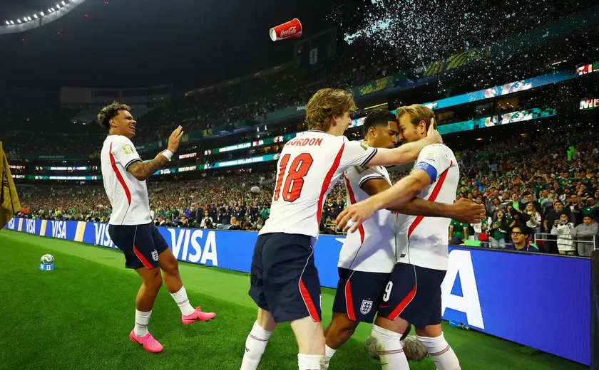Com um a menos, Inglaterra derruba México no Azteca e segue na Copa