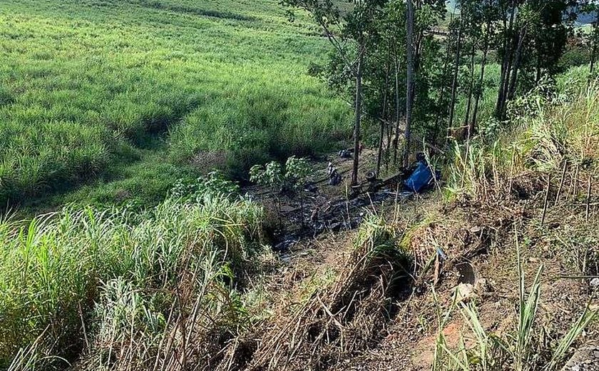 Motoristas de caminhões morrem após acidente na BR-104 em São José da Laje